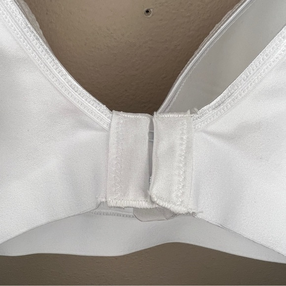 MEDIUM NEW HANES WHITE BRA LINED WIREFREE SOFT STRETCH COMFORTABLE - Picture 5 of 7